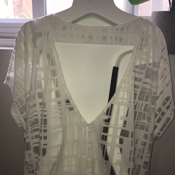 Beautiful abstract off-white top - Picture 3 of 3